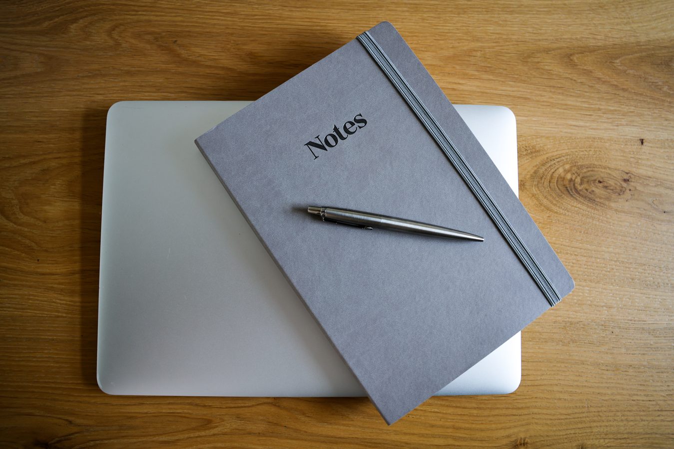 Werkplek met notitieboek en laptop